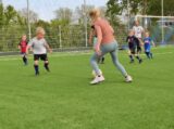 Laatste training S.K.N.W.K. JO7-1 van seizoen 2022-2023 (partijtje tegen de ouders) (27/130)